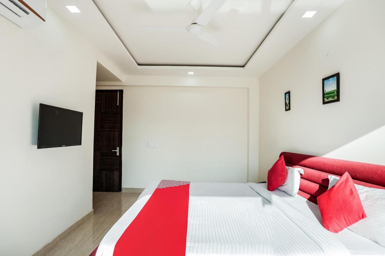 Oyo 65118 Hotel Vatika Ґурґаон Екстер'єр фото